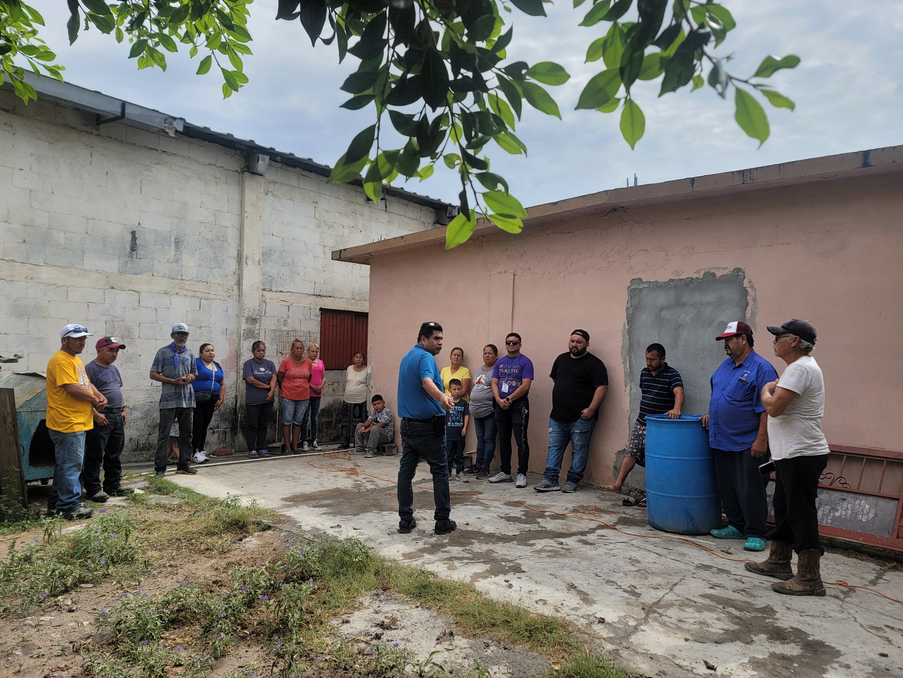 A group of people standing in a line outside a building
AI-generated content may be incorrect.